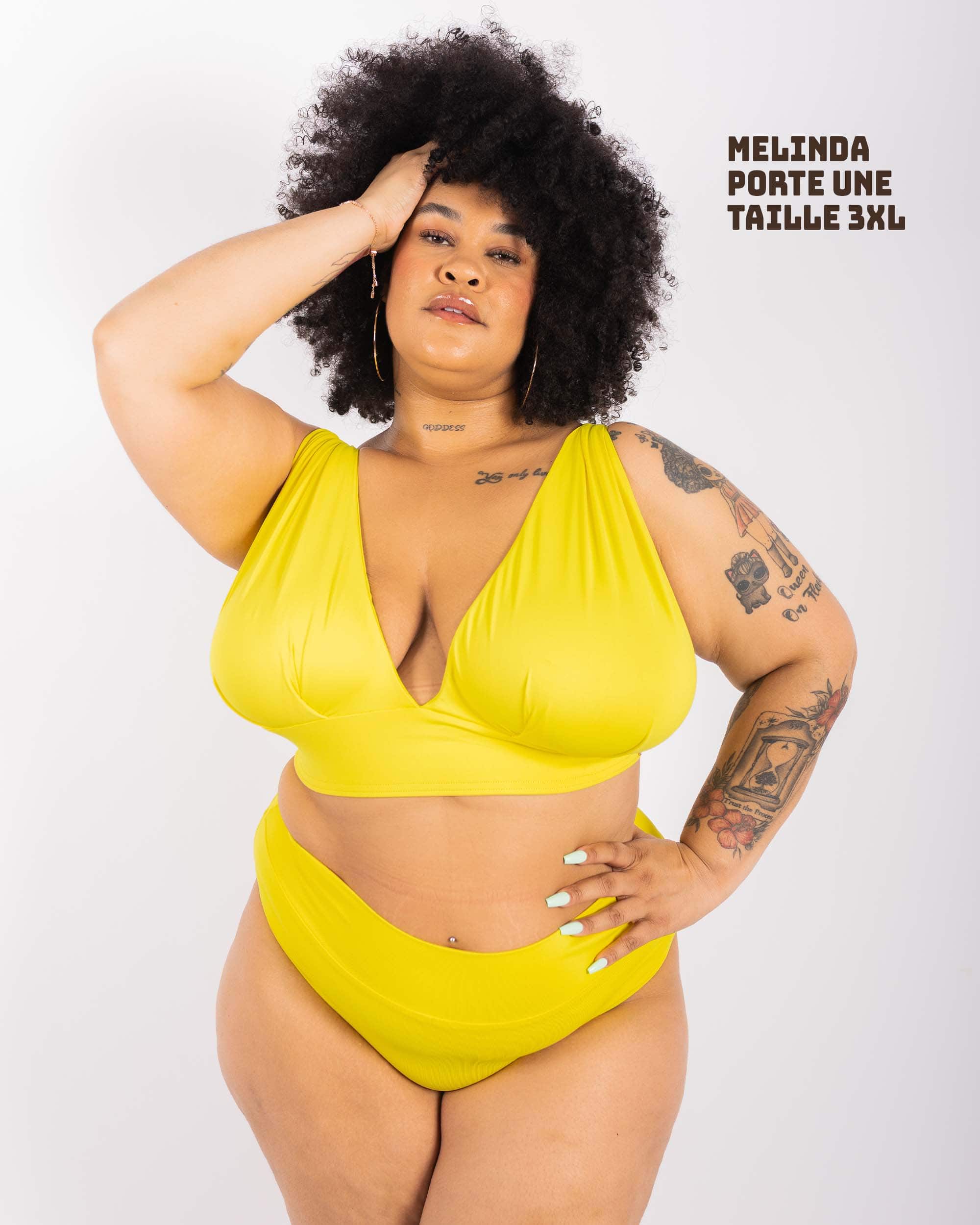 Mélinda, femme portant le maillot de bain jaune, taille de bas 3XL