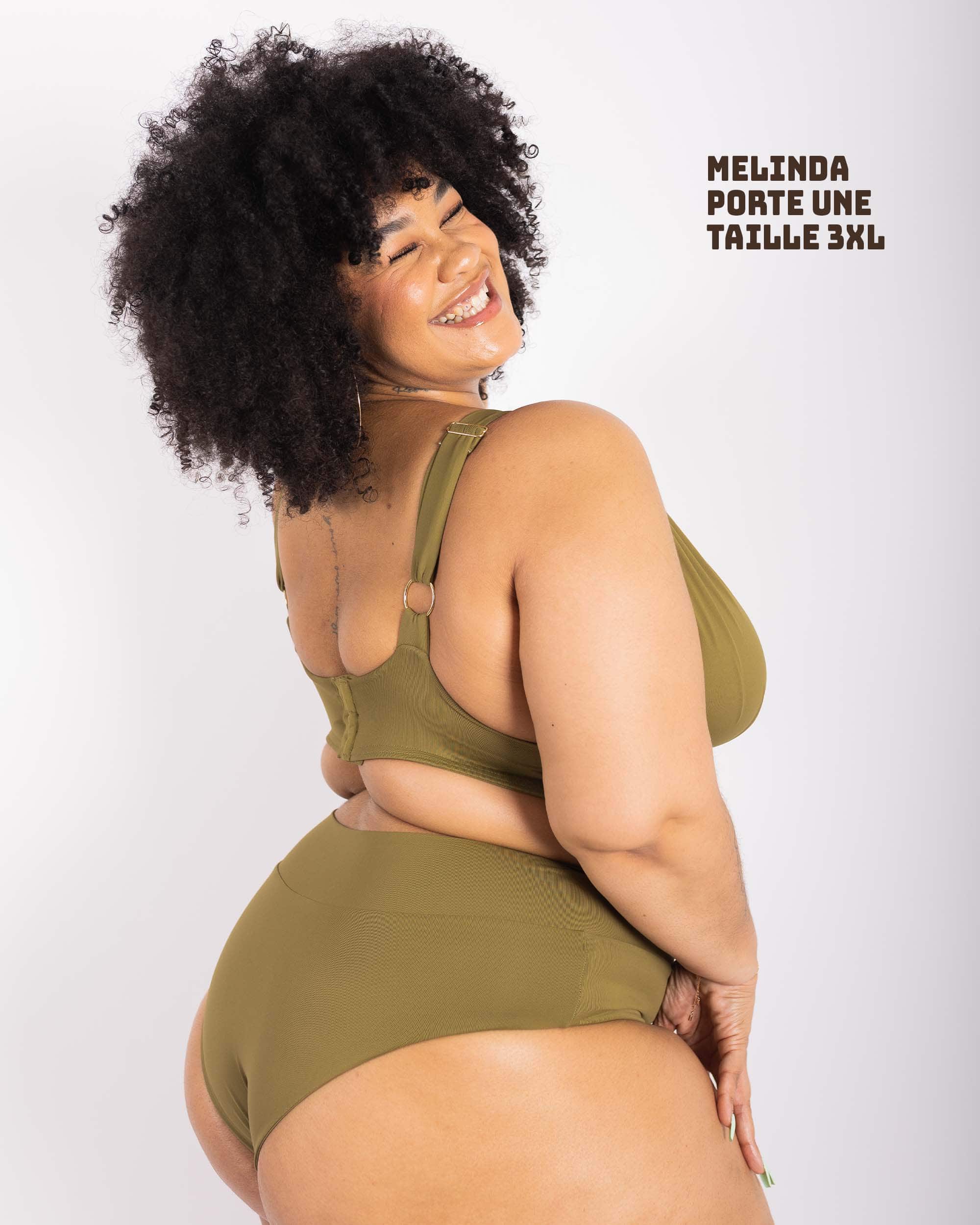 Mélinda, portant un bas de maillot de bain kaki de taille 3XL
